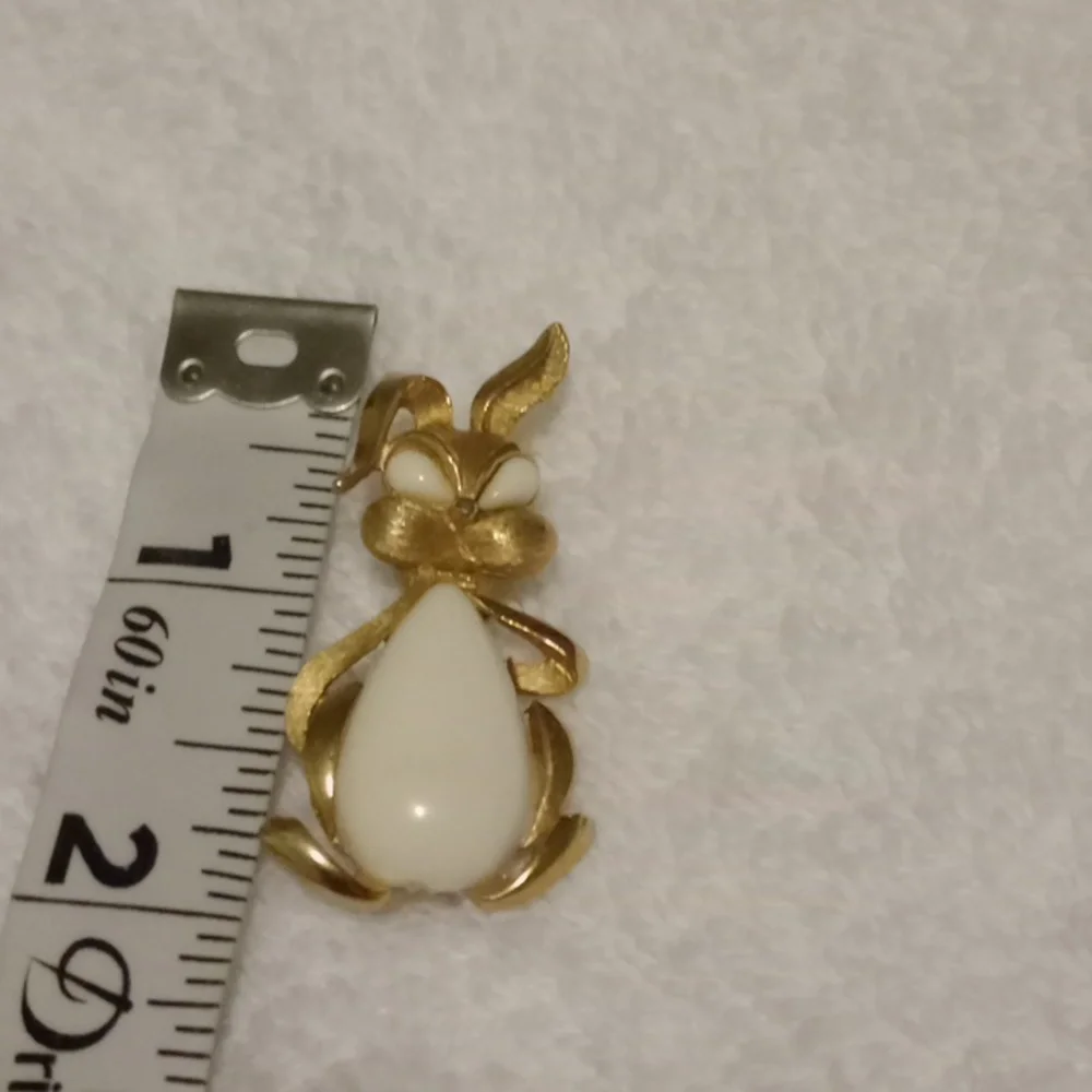 Rare Crown Trifari  Gold and Cream Rabbit Cabochon Jelly Belly Brooch - Picture 5 of 7